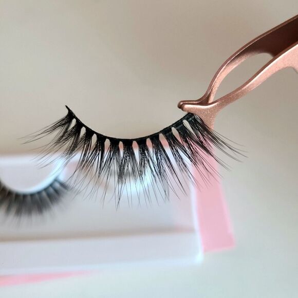 3D Mink Eyelash Extensions  - Picture 2 of 3